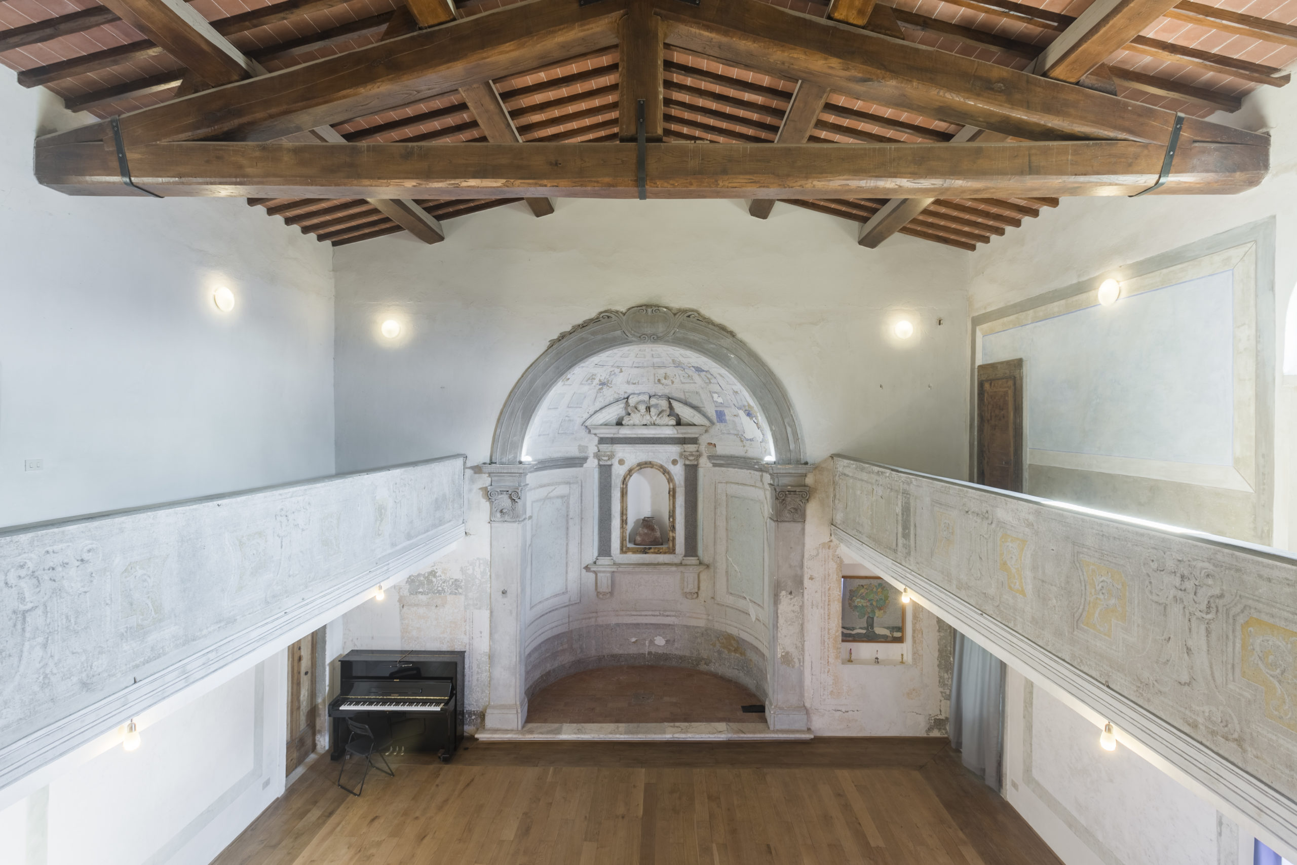 Spazio ampio e luminoso con pavimento in legno, ideale per incontri di gruppo e attività olistiche