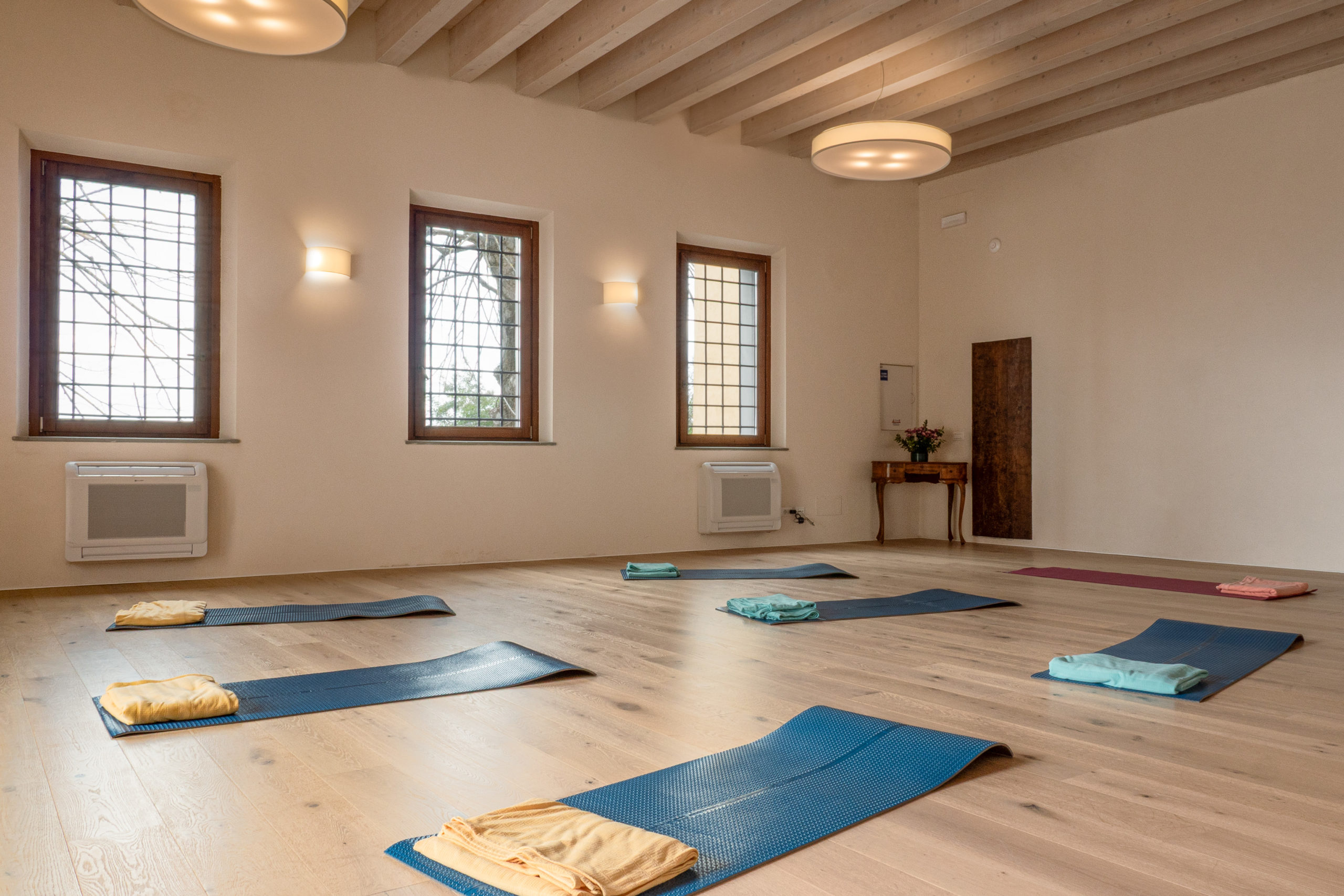 Luce e panorama naturale rendono la Sala Nuova perfetta per meditazione e ispirazione