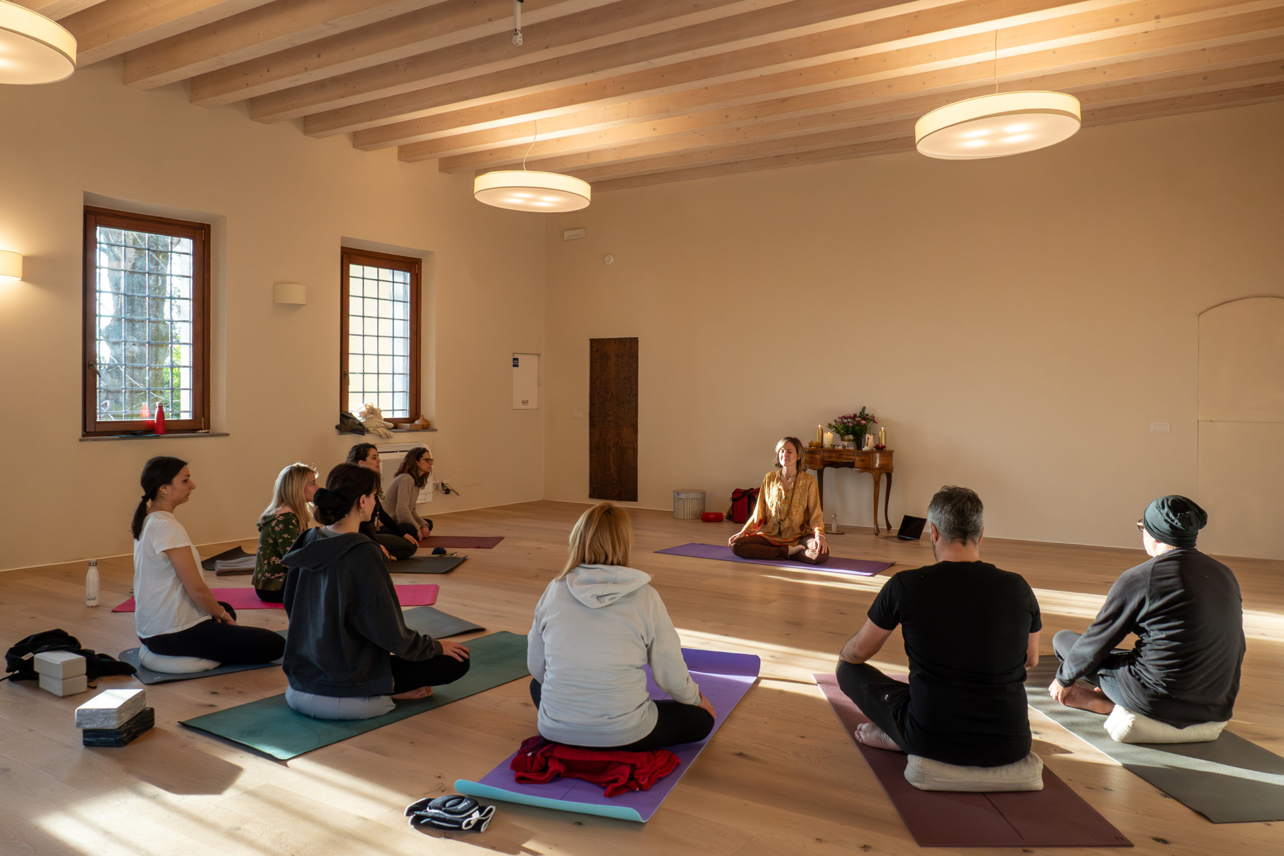 spazi per gruppi yoga casa cares ritiri yoga, sala per meditazione Casa Cares Toscana