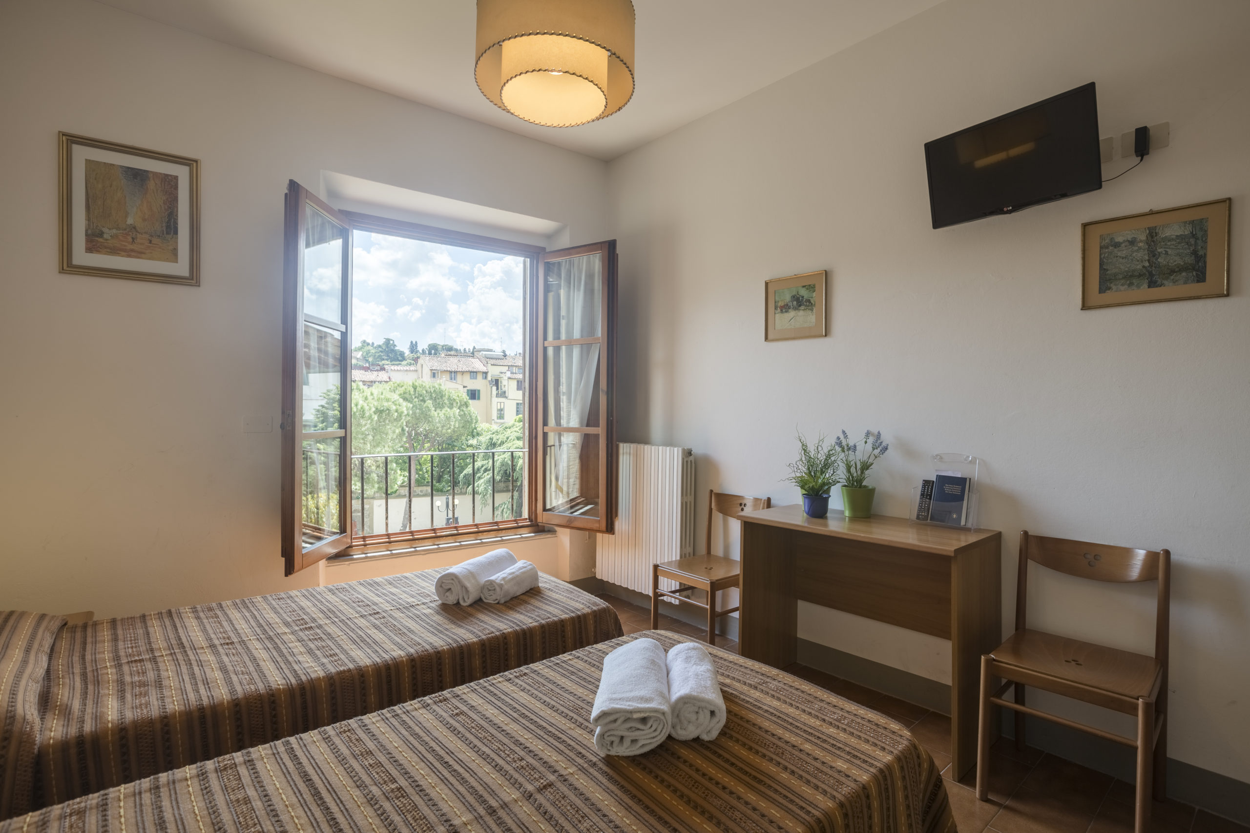 Camera doppia della Foresteria Valdese di Firenze con armadio e bagno privato