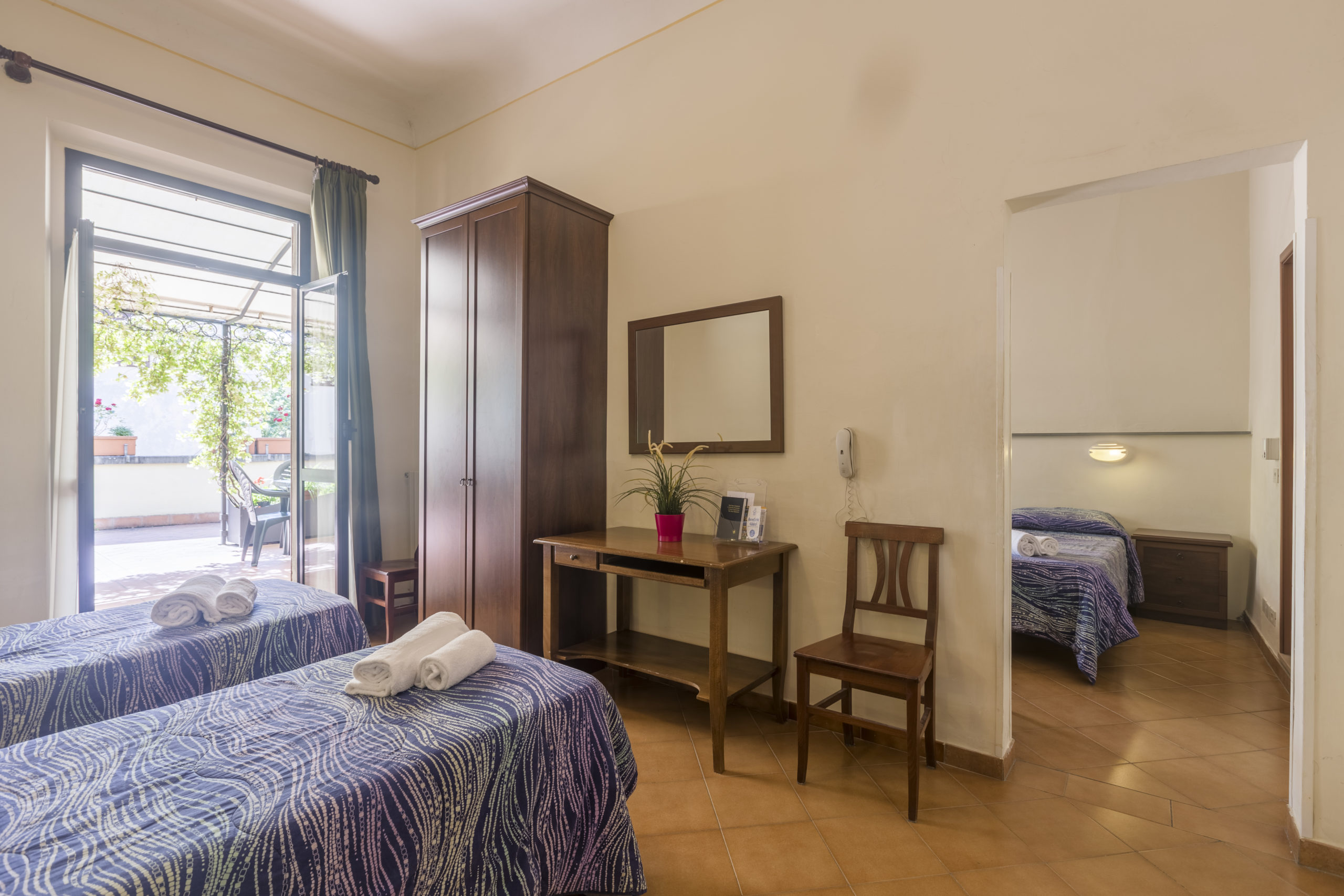 Camera per gruppi nella Foresteria Valdese di Firenze con più letti