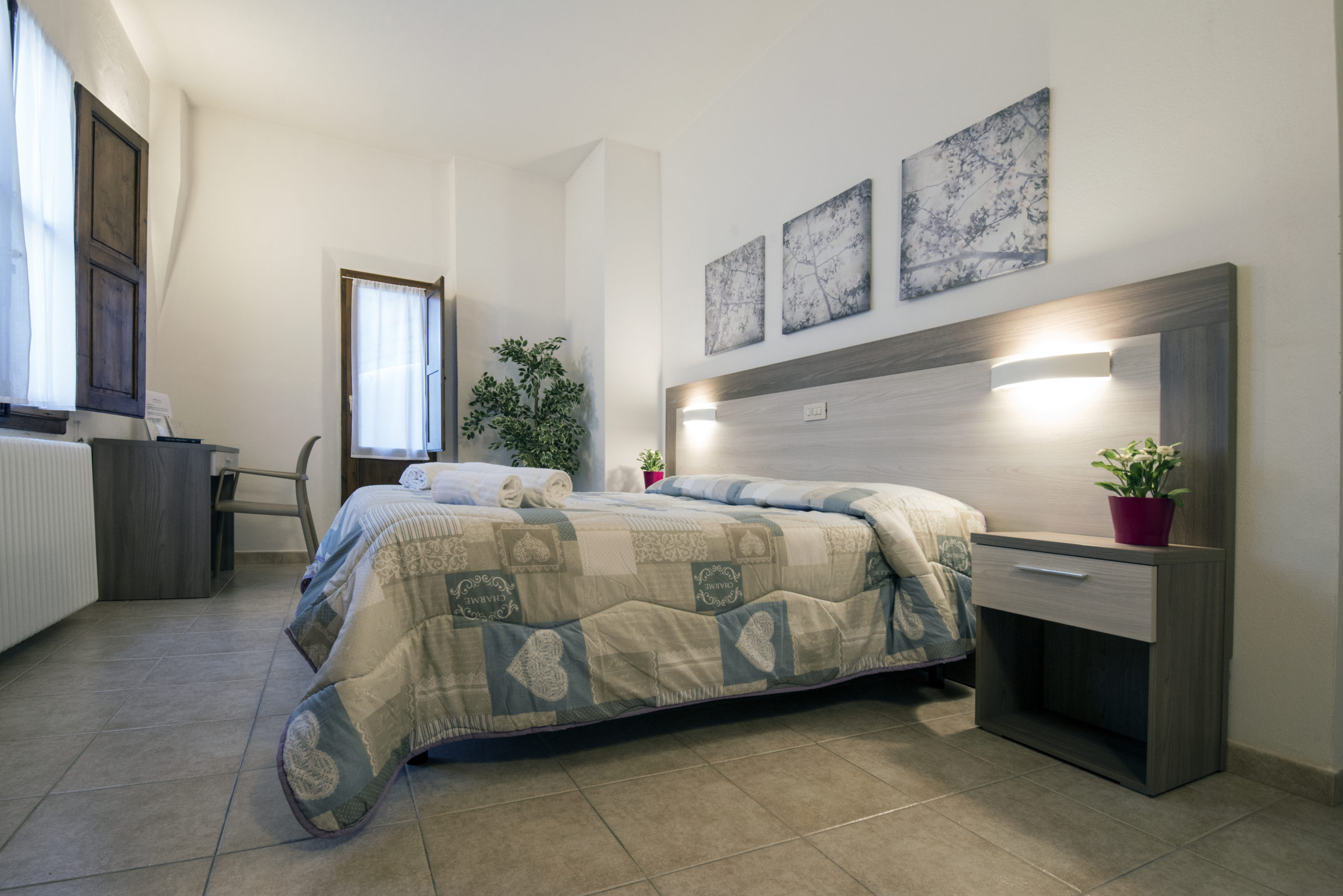 Camera singola della Foresteria Valdese di Firenze con bagno privato