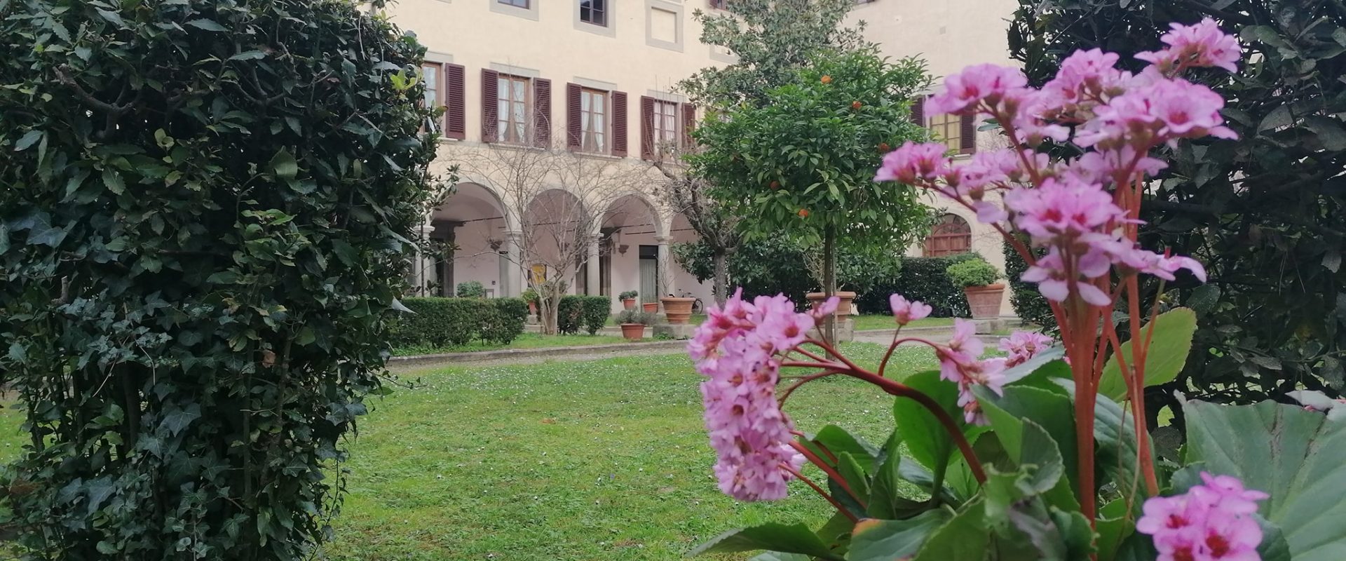 Giardino_Palazzo_Salviati_fiori_eli-1920×800