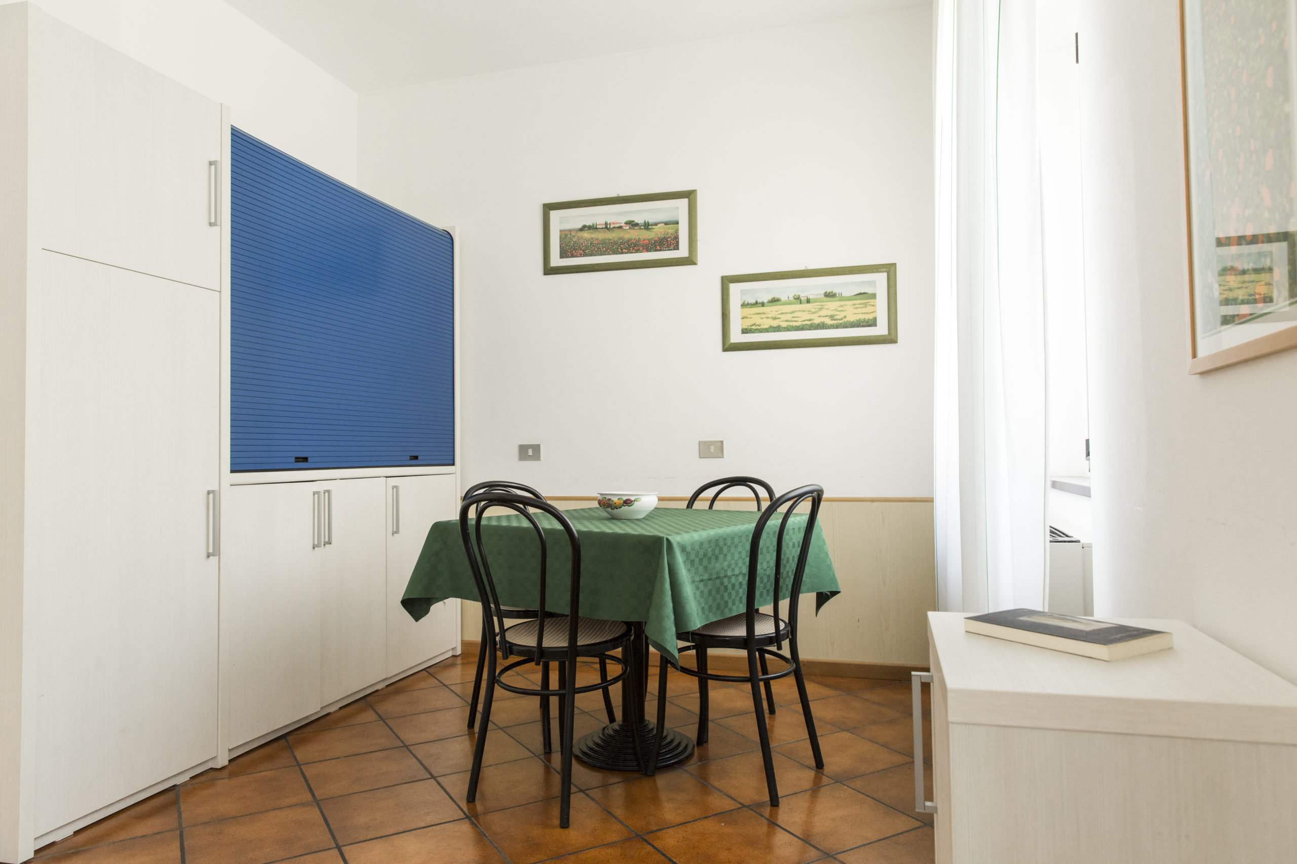 Camera con angolo cucina