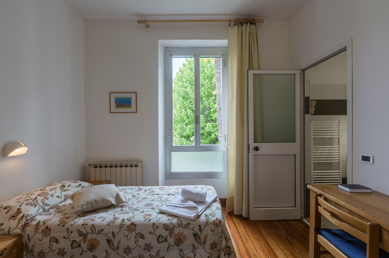 Camera con bagno e vista sul giardino