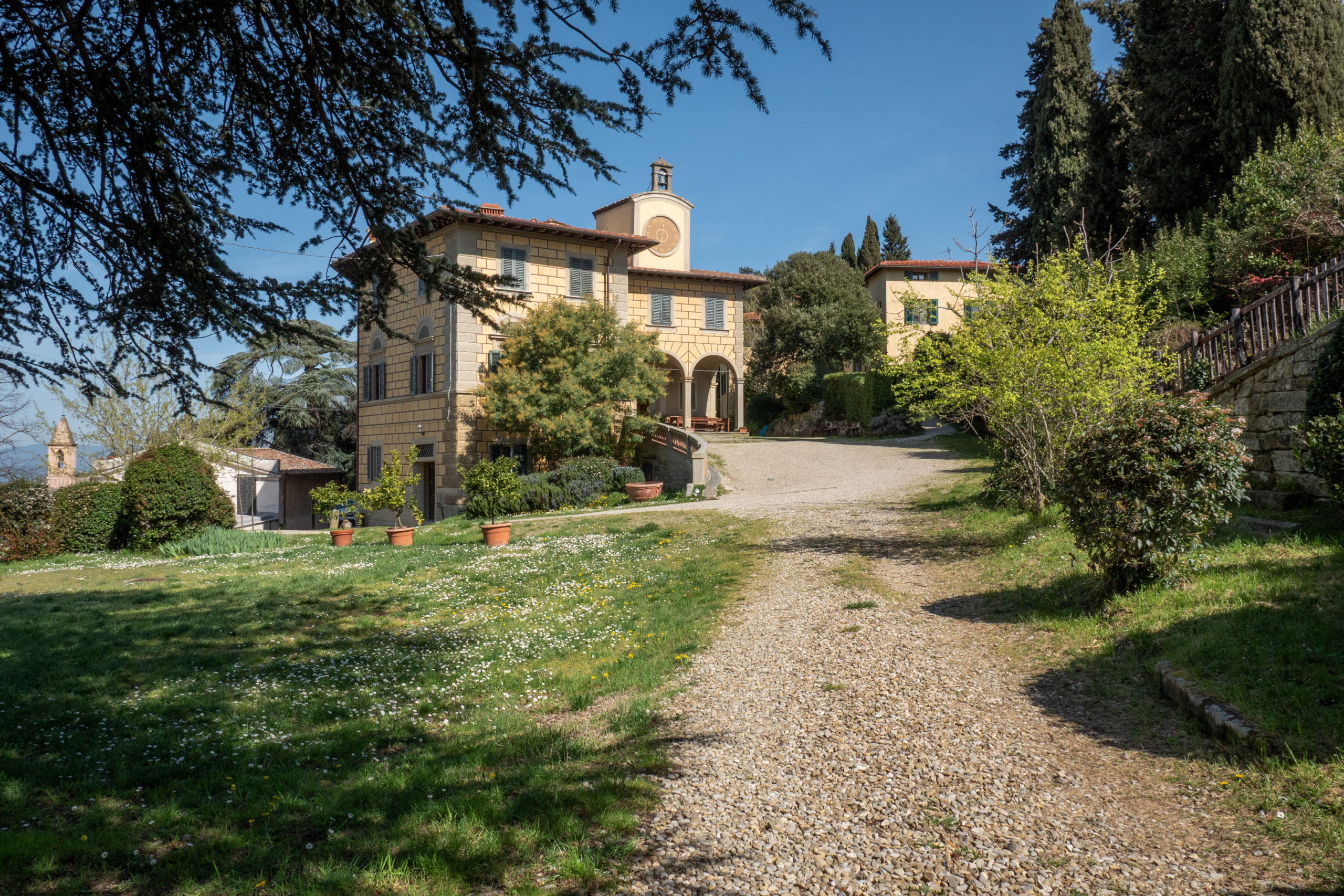 Casa Cares Facciata e parco di Casa Cares