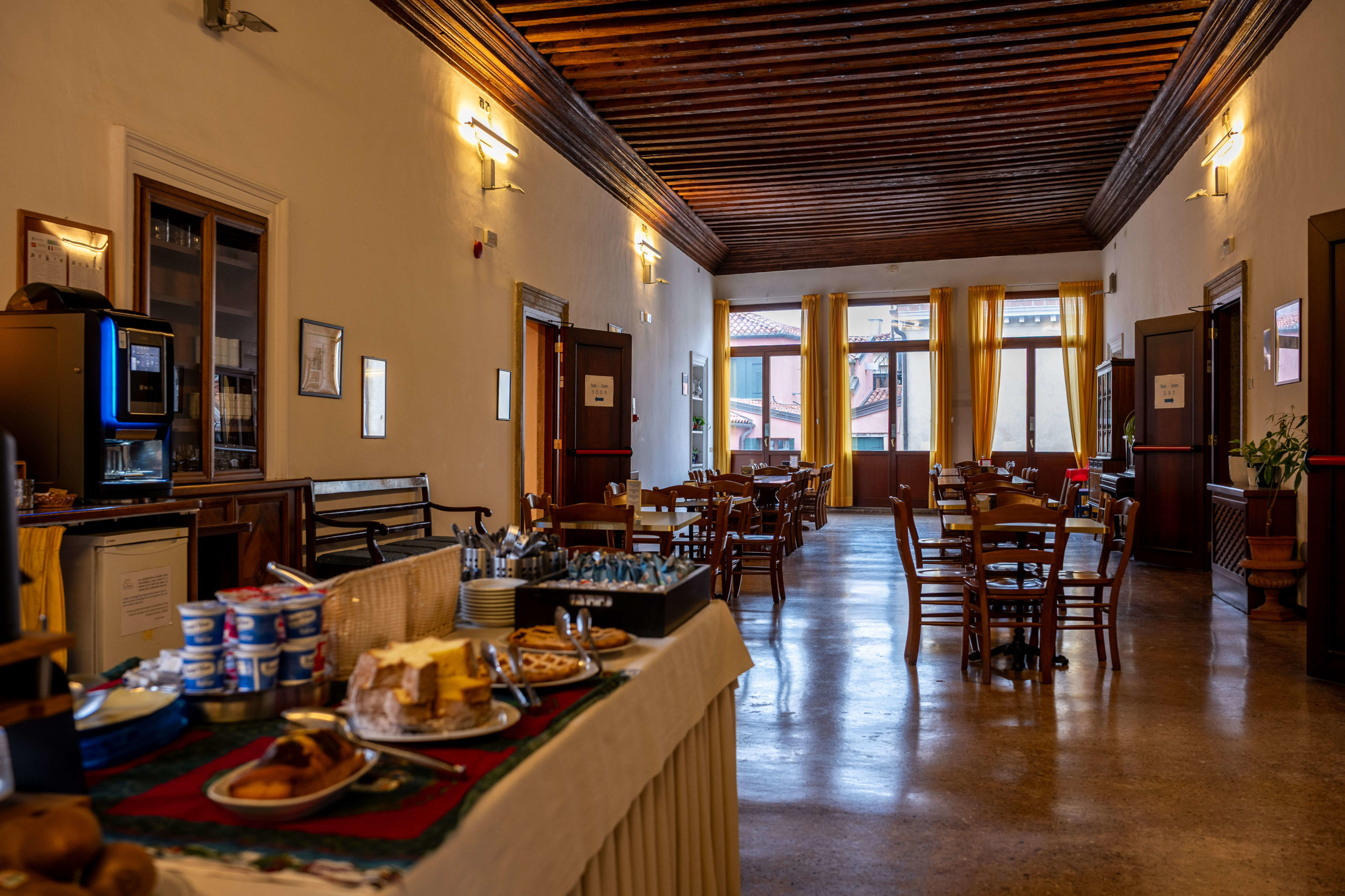 Sala colazioni della Foresteria Valdese di Venezia nel palazzo storico