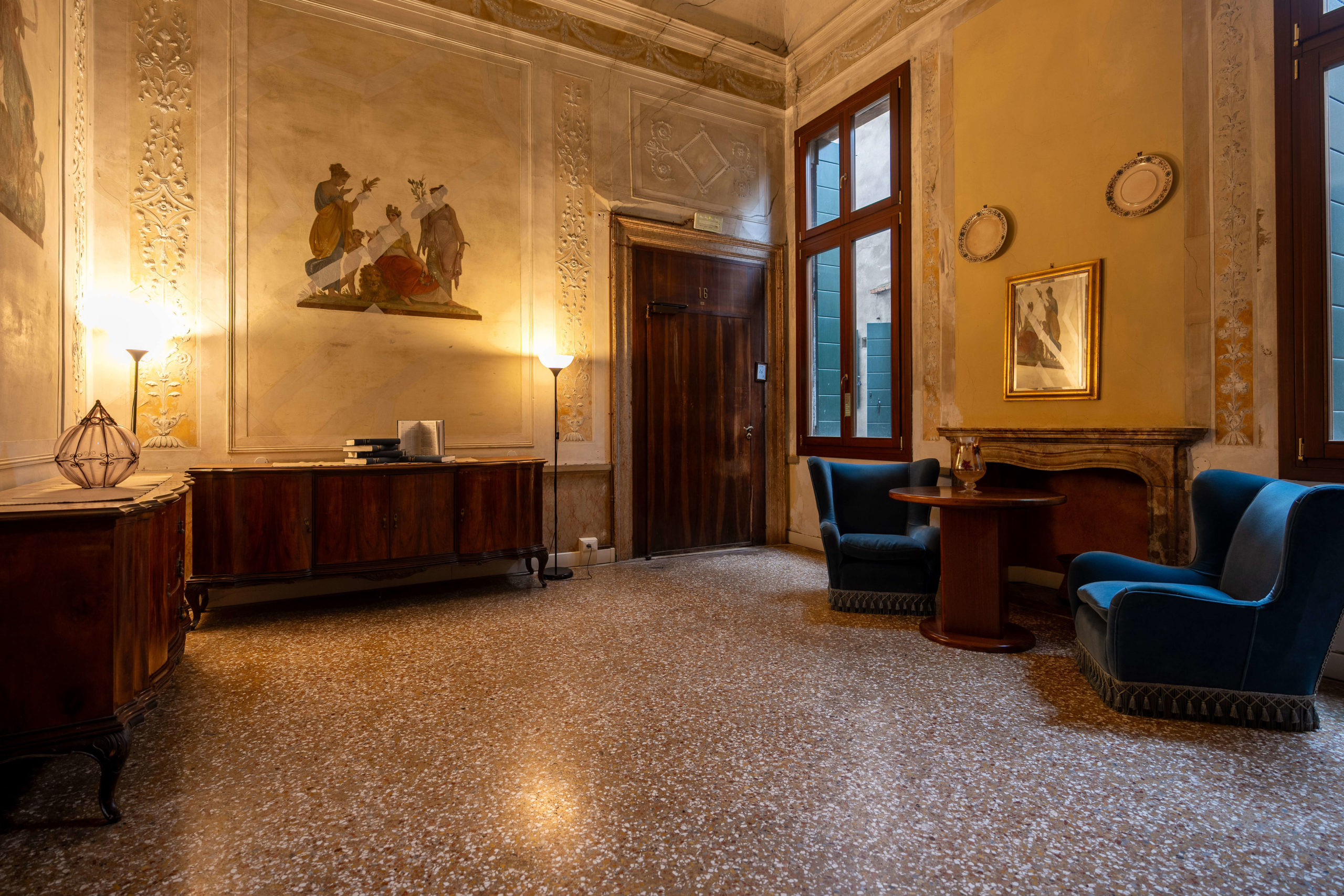 Salotto condiviso della Foresteria Valdese di Venezia per relax e lettura